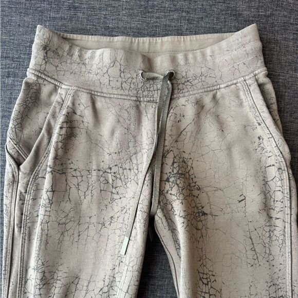 Lululemon Warm Down Jogger *7/8 Length
Thread Dye Rover Black Size 4 - Picture 10 of 12